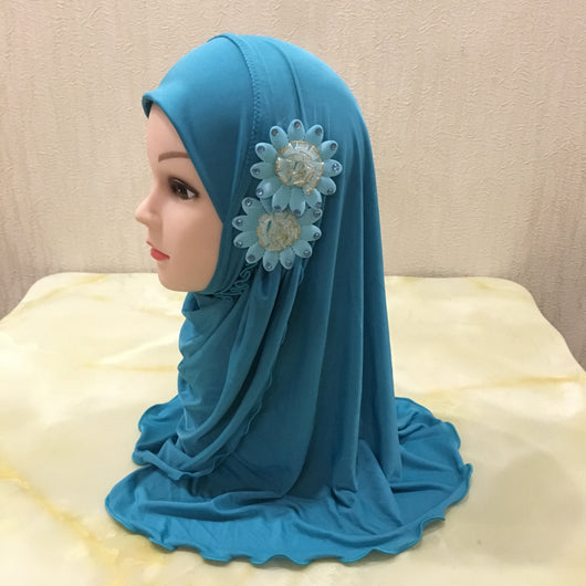 Turbante Infantil con Dos Flores y Velo Delicado - Image 35