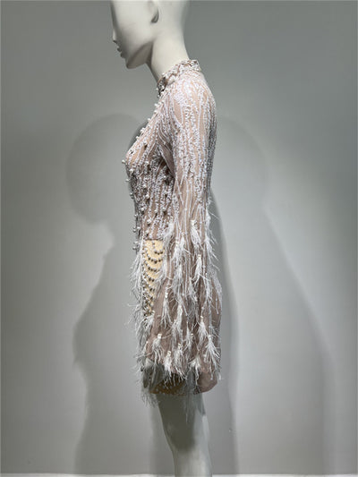 Vestido de Lentejuelas y Plumas con Perlas Expandidas - Image 16
