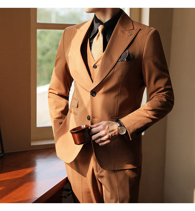 Traje de Novio Premium Tres Piezas Color Caramelo con Solapa Clásica - Image 16