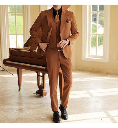 Traje de Novio Premium Tres Piezas Color Caramelo con Solapa Clásica - Image 18