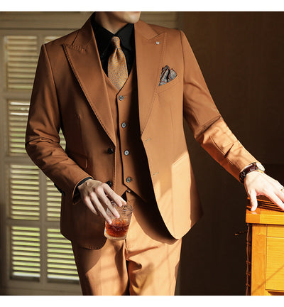 Traje de Novio Premium Tres Piezas Color Caramelo con Solapa Clásica - Image 20