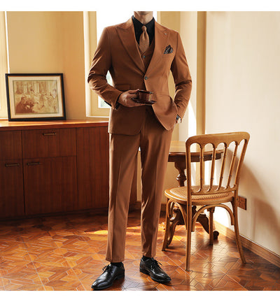 Traje de Novio Premium Tres Piezas Color Caramelo con Solapa Clásica - Image 21