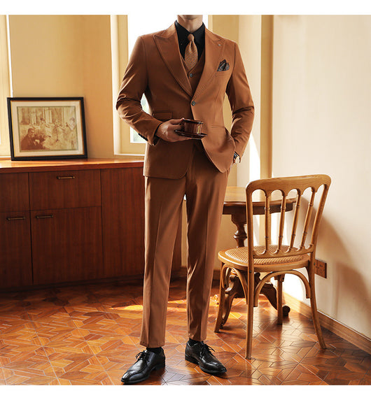 Traje de Novio Premium Tres Piezas Color Caramelo con Solapa Clásica - Image 21