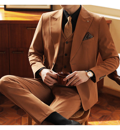 Traje de Novio Premium Tres Piezas Color Caramelo con Solapa Clásica - Image 29