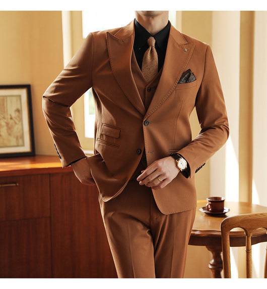 Traje de Novio Premium Tres Piezas Color Caramelo con Solapa Clásica - Image 32