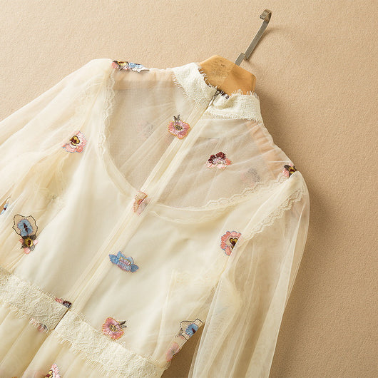 Vestido Largo Elegante con Cuello Alto, Bordado en Malla y Dobladillo Ancho - Image 12