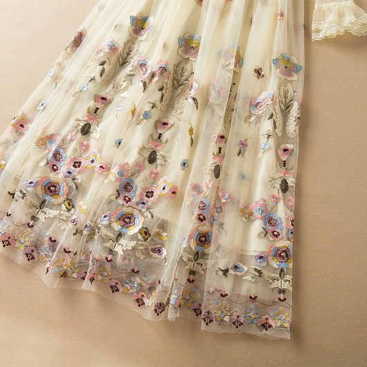 Vestido Largo Elegante con Cuello Alto, Bordado en Malla y Dobladillo Ancho - Image 19