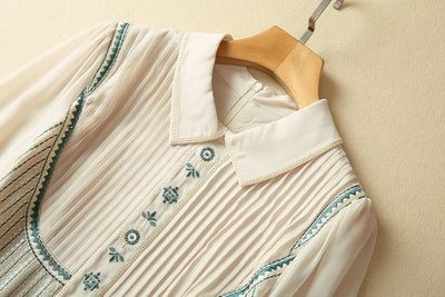 Vestido Ejecutivo Plisado con Cuello Solapa y Bordado Industrial - Image 13