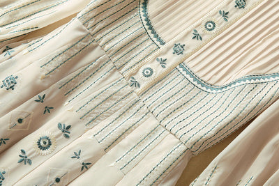 Vestido Ejecutivo Plisado con Cuello Solapa y Bordado Industrial - Image 14