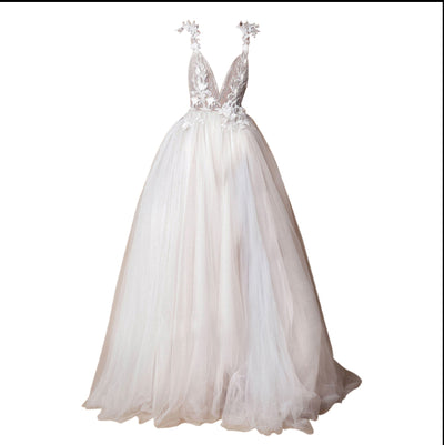 Vestido de Novia Ángel con Cuello de Encaje Diamantado, Abertura Alta y Espalda Abierta - Image 9