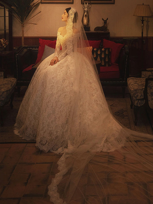 Vestido de Novia con Encaje Trailing y Mangas Largas Hombro Descubierto - Image 17