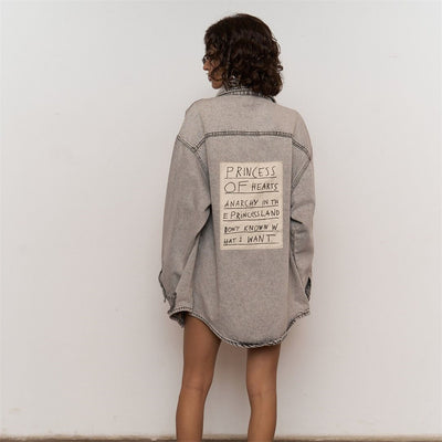 Camisa Denim Mujer Estilo Urbano con Letras - Image 8