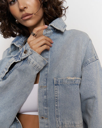 Camisa Denim Mujer Estilo Urbano con Letras - Image 12
