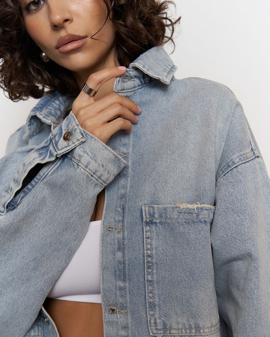 Camisa Denim Mujer Estilo Urbano con Letras - Image 12