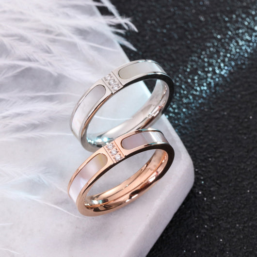 Anillo de Concha con Tres Diamantes Incrustados - Image 7