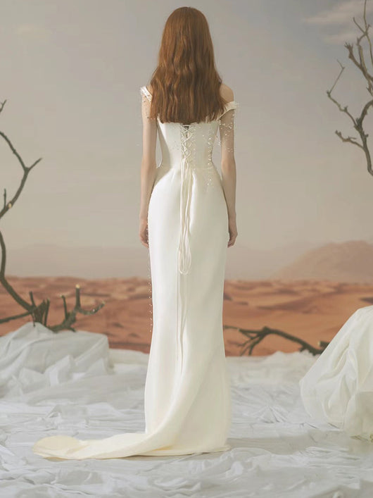 Vestido Satinado Blanco Elegante con Hombros Descubiertos y Corte Sirena - Image 15