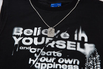Playera Hombre con Estampa de Letras y Detalle de Chaleco - Image 25