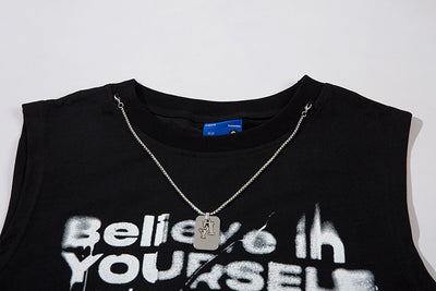 Playera Hombre con Estampa de Letras y Detalle de Chaleco - Image 30