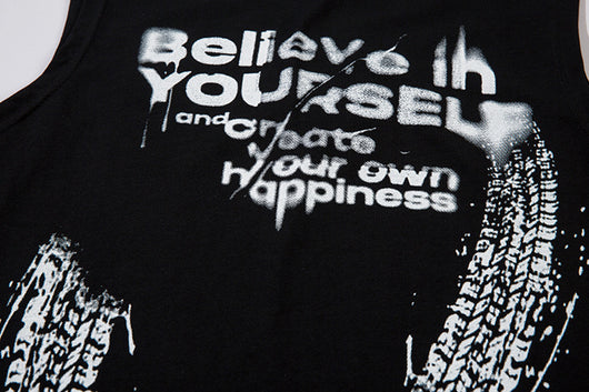 Playera Hombre con Estampa de Letras y Detalle de Chaleco - Image 32