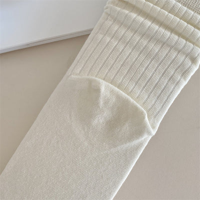Calcetines Blancos para Mujer con Rayas Hundidas y Diseño Acanalado - Image 25