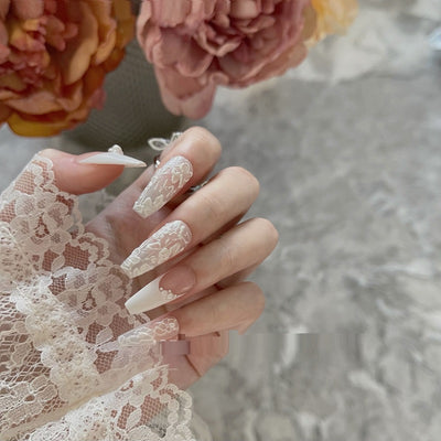 Manicura de Encaje Blanco Puro Pintada a Mano con Relieve Artesanal - Image 13