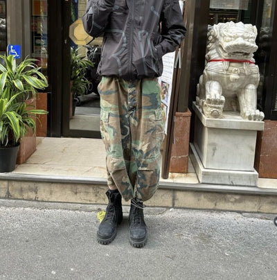 Pantalones Cargo Camuflaje Cropped Deconstruidos para Hombre - Image 17