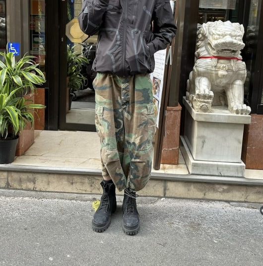 Pantalones Cargo Camuflaje Cropped Deconstruidos para Hombre - Image 17