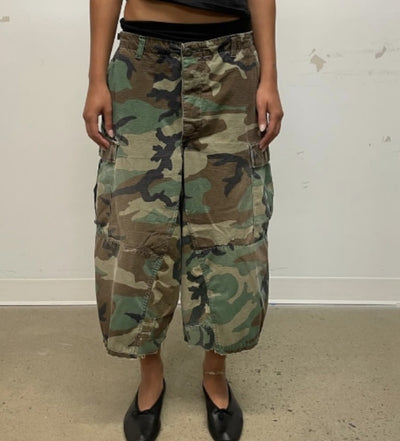 Pantalones Cargo Camuflaje Cropped Deconstruidos para Hombre - Image 20
