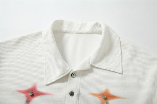 Playera Suelta con Diseño de Cuentas Abstractas y Solapas para Hombre - Image 20
