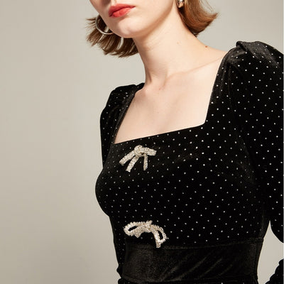 Vestido Negro de Terciopelo con Detalles Dorados Mariposa - Image 3