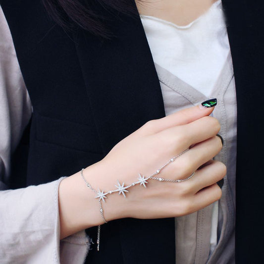 Anillo Estrella M con Cadena Delicada