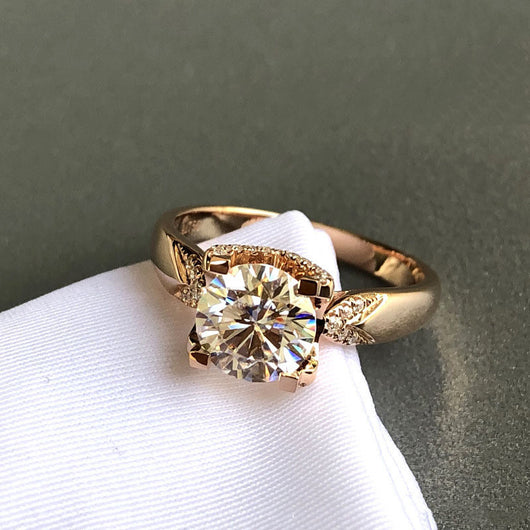 Anillo Cabeza de Toro Moissanita Clásico Cuatro Puntas