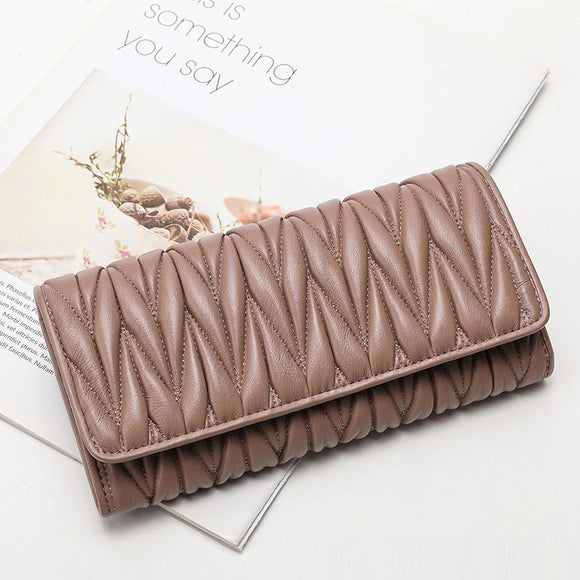 Billetera Larga de Cuero Genuino con Múltiples Compartimentos y Diseño Plisado