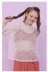 Blusa de muñeca con cuello de encaje netting en beige - Image 2