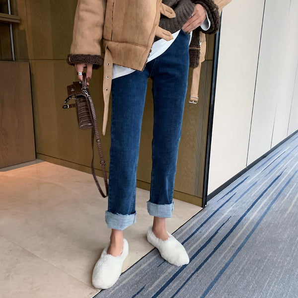 Jeans rectos con volantes en terciopelo