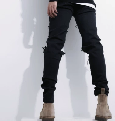 Jeans Slim Fit Cuadros Blanco y Negro con Detalles Rotos y Puños Elásticos