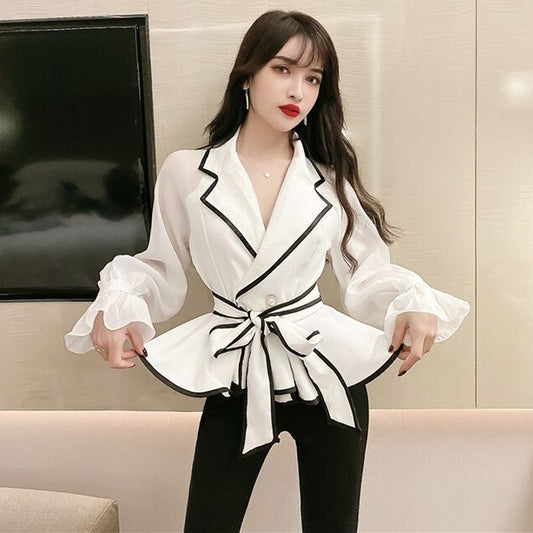 Blusa Elegante con Cuello Volante y Combinación de Colores