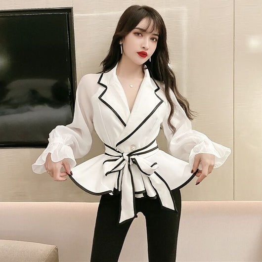 Blusa Elegante con Cuello Volante y Combinación de Colores