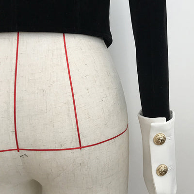 Traje Corto de Terciopelo con Solapas Contrastantes y Botones Dorados - Image 12