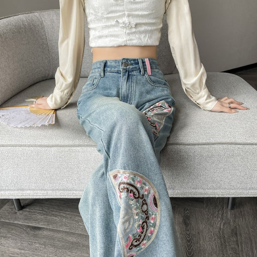 Jeans Rectos con Bordado de Diseño Premium