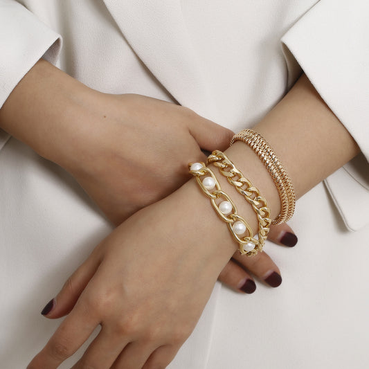 Pulsera de Perlas Incrustadas con Cadena Elegante