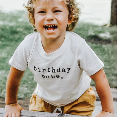 Playera Infantil Manga Corta Magenta con Estampado de Cumpleaños