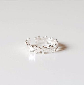 Anillo de Plata Hueco con Flor Delicada - Image 7