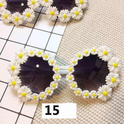 White round sunglasses with daisy flower embellishments on the frames and dark gradient lenses. - Image 38