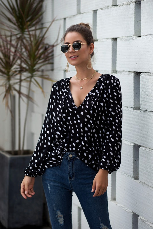 Camiseta con Escote V y Lunares - Image 6