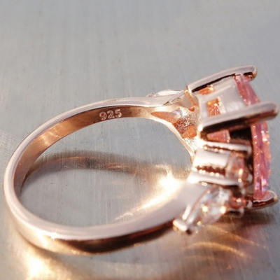 Anillo de Compromiso Diamante Rosa Cristal Princesa Forma Huevo - Simulación Premium - Image 3