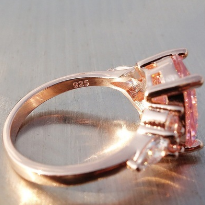 Anillo de Compromiso Diamante Rosa Cristal Princesa Forma Huevo - Simulación Premium - Image 3