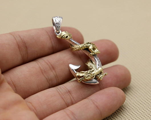 Colgante Dragón Dorado con Ancla Pirata - Joya Masculina de Acero - Image 3