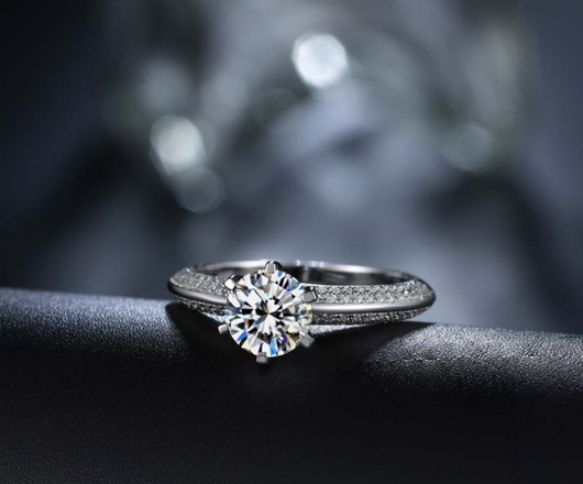 Anillo de Lujo con Seis Garras y Diamantes Pavé - Image 6