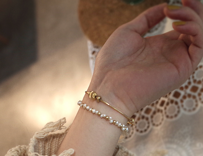 Pulsera Dorada con Bolsita Tejida de Perlas Naturales y Diseño Estelar - Image 5